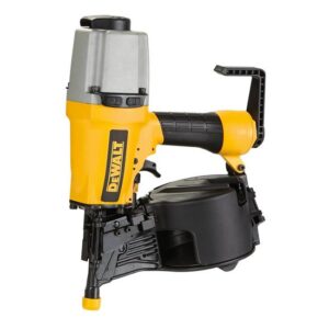 DeWalt Druckluft-Coilnagler DPN75C-XJ 35-75mm in härtestes Holz, Nagelgerät, Schussgerät - Ø 3,1mm